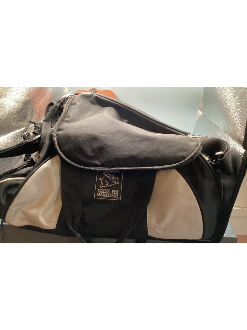 Flying Pig Marathon Cincinnati Duffle Bag Medium Shoulder Strap Pockets READ!